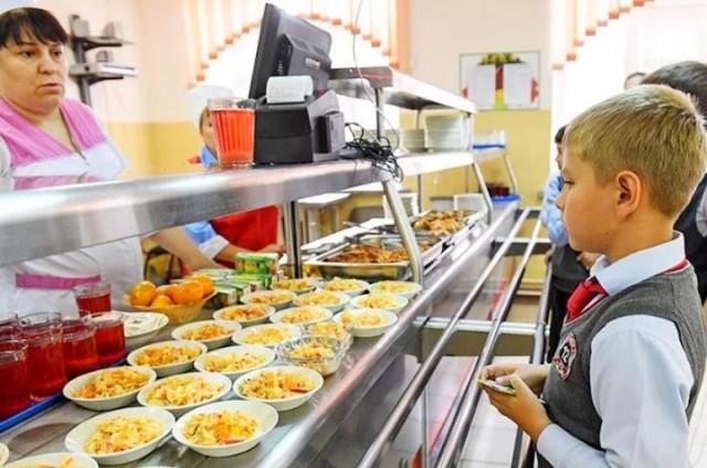 Сургутских школьников переведут на бесплатное питание