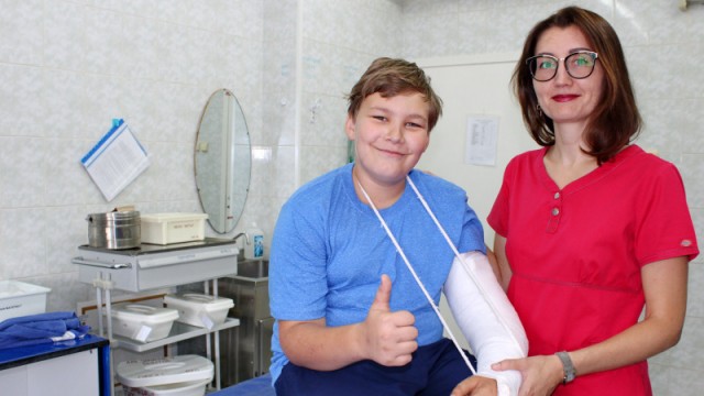 В Югре врачи спасли ребёнку руку, раненную бензопилой