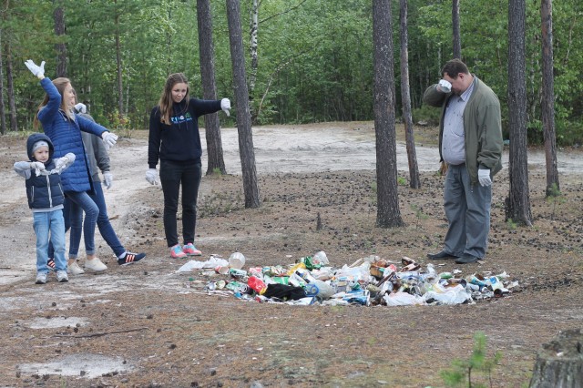​Представители работающей молодёжи Фёдоровского вывезли из леса около пяти кубов мусора