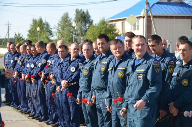 Пожарные Югры почтили память погибших в Кондинском районе