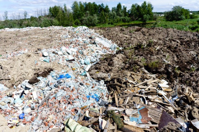 Югорский бизнесмен засыпал арендованный участок мусором
