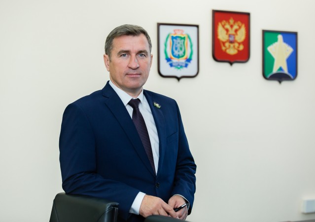 Председатель Думы Анатолий Сименяк поздравляет женщин с 8 Марта