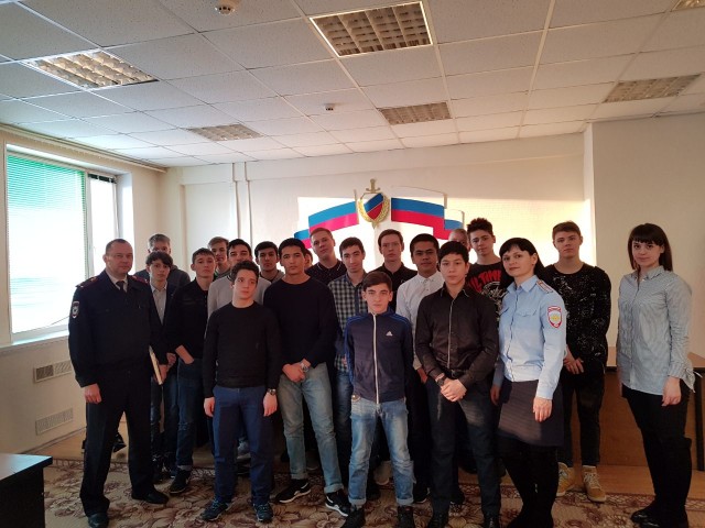 Полицейские Сургутского района провели экскурсию для студентов в Лянторе