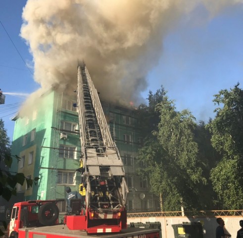 В МЧС рассматривают 3 версии пожара в жилом доме в Нижневартовске