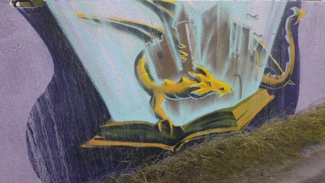 В Белом Яре рисовали граффити под проливным дождём / ФОТО
