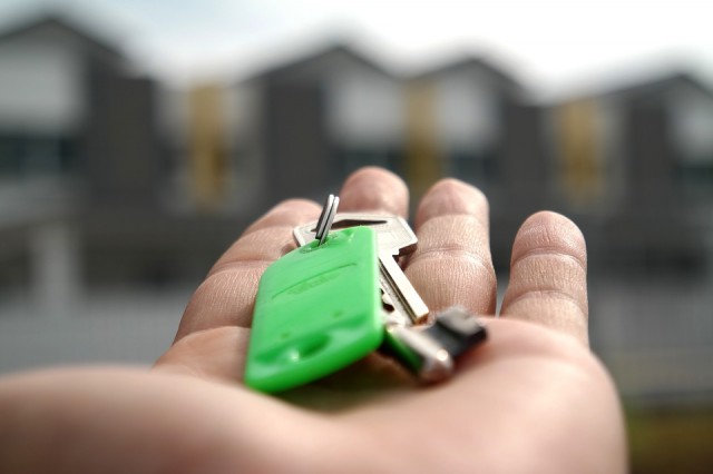 В Сургутском районе выпускнице интерната вручили ключи от квартиры