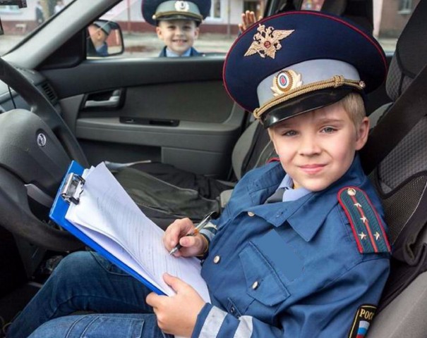 В Екатеринбурге мальчик в форме ГАИшника останавливал машины