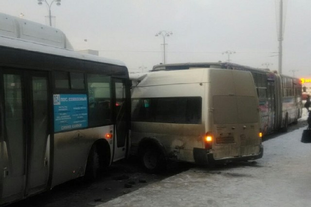 В центре Екатеринбурга маршрутку зажало между двумя автобусами