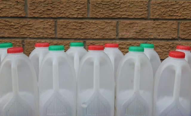 Антибиотики и плесень нашли в тюменском молоке