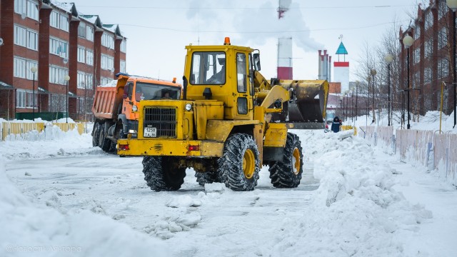 В Сургутском районе продолжают бороться со снежными завалами