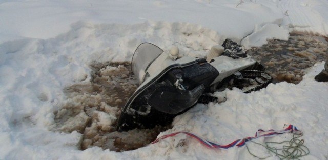 В Югре снегоход с семьей провалился под лёд