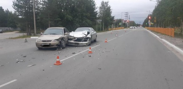В Сургутском районе две иномарки не поделили дорогу