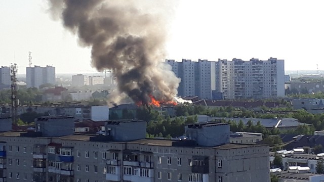 В Нижневартовске потушили пожар на крыше жилого дома