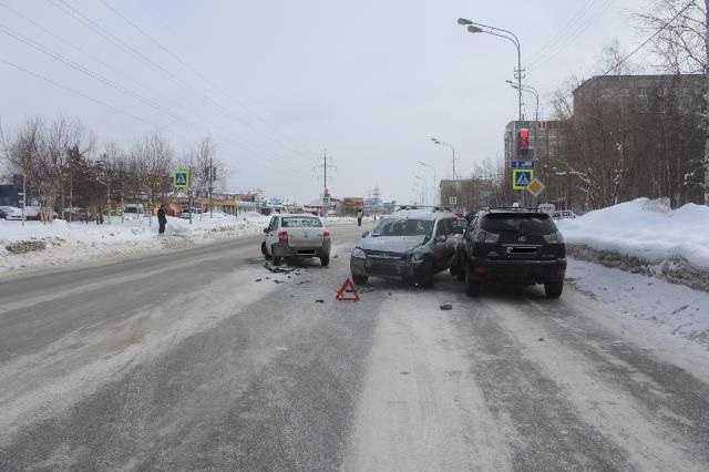 В Сургуте в массовом ДТП пострадали 4 человека