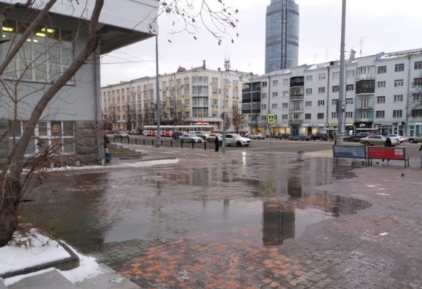 Сквер у Главпочтамта в Екатеринбурге уходит под воду