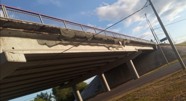 В Омске бетон с путепровода рушится на проезжую часть В Омске бетон с путепровода рушится на проезжую часть
