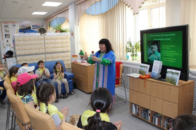 Школьники встретились с хантыйской сказительницей Галиной Лаптевой
