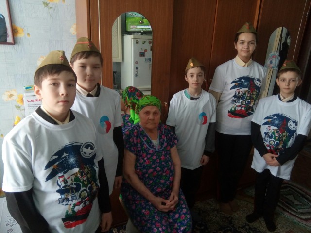 Ученики Ульт-Ягунской школы навестили ветерана ВОВ