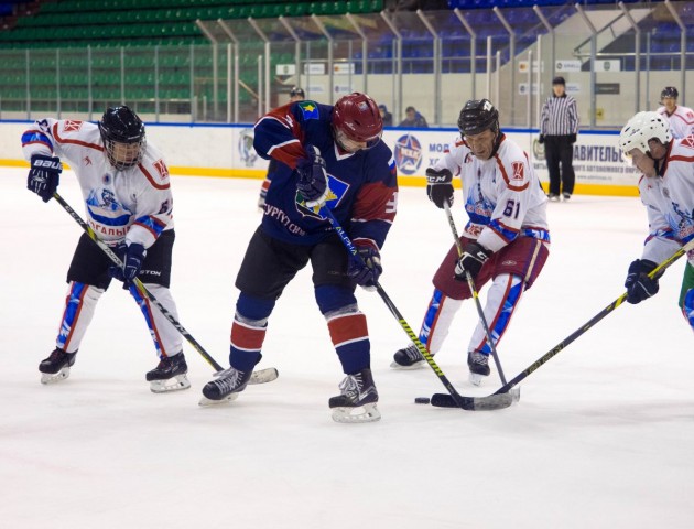 Ветераны Сургутского района ударно начали Чемпионат ХМАО по хоккею