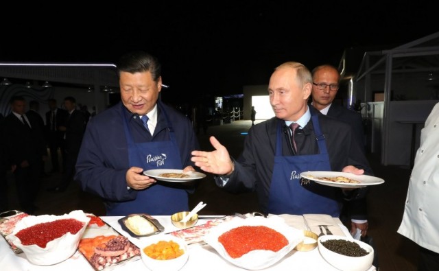 Владимир Путин и Си Цзиньпин испекли блины на «Улице Дальнего Востока»