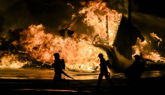 ​В крупном пожаре в кемеровском ТЦ погибли дети, отмечавшие начало каникул