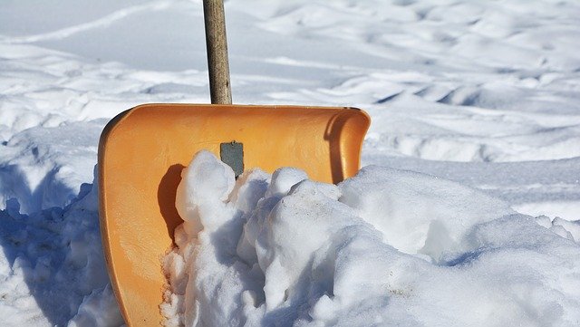 В Омске бюджетников выгнали чистить снег