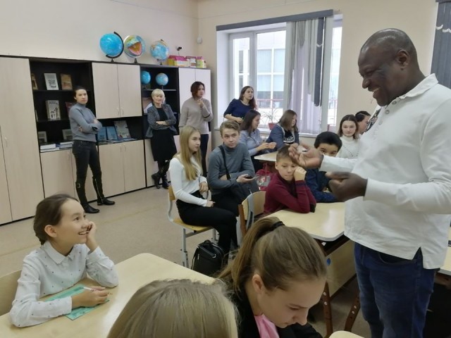 Школьники из Русскинской познакомились с новым учителем из США