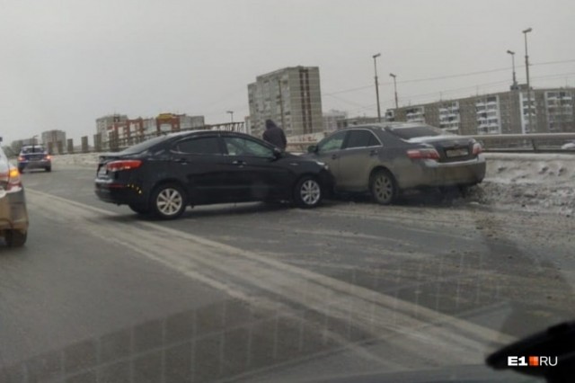 Из-за аварии на мосту в Екатеринбурге парализовало движение
