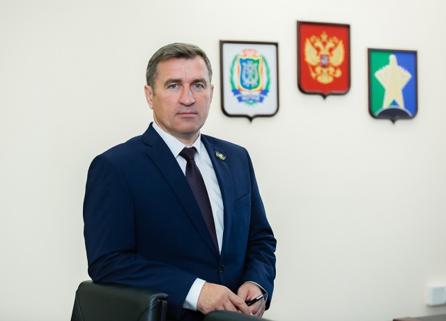 Анатолий Сименяк поздравляет жителей Сургутского района с Днём России