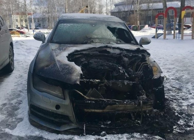 ​В Сургуте во дворе у Audi A7 загорелся двигатель