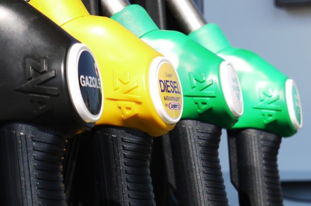Цены на бензин и дизельное топливо в России начали снижаться