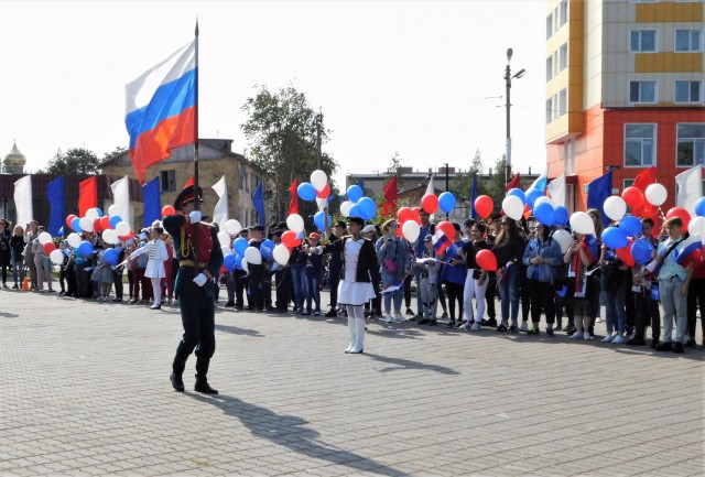 В Белом Яре День флага России отметили песнями и автопробегом