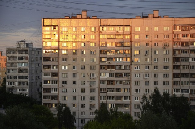 Сургутян, бросавших мебель с 7 этажа, отправили в диспансер