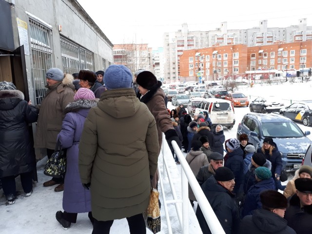 Жители Сургута взяли в осаду выездной офис Фонда капремонта
