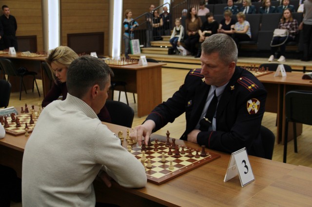 Силовики сыграли в шахматы в Ханты-Мансийске