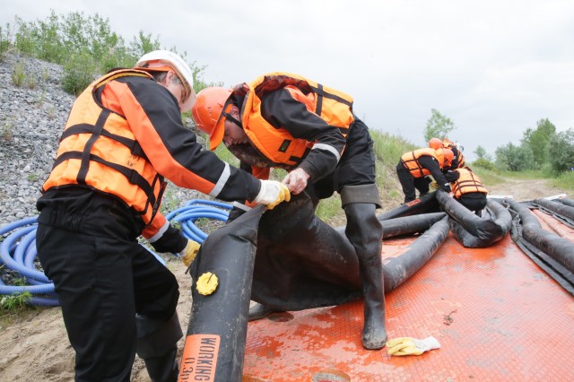 Сургутские нефтяники провели учения по ликвидации условного разлива нефти
