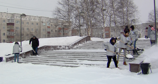 Волонтёры Сургута работают мётлами на «Снежном десанте»