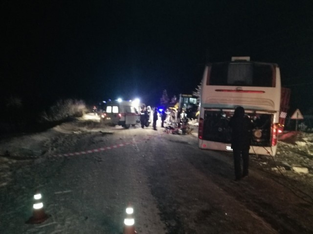 В Югре 12 человек пострадали при столкновении автобуса с грузовиком