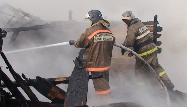 В Сургуте горел частично расселённый дом