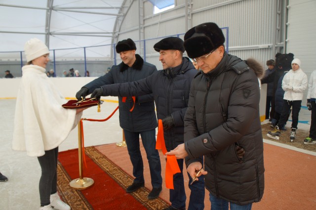 В Сургутском районе открыли новый крытый каток