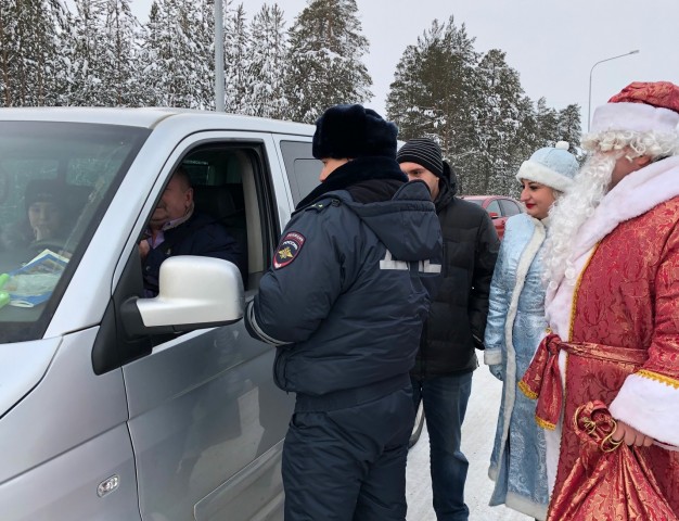Дороги Сургутского района патрулировали Дед Мороз и Снегурочка