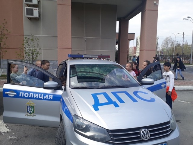 Сургутские школяры побывали на экскурсии в полиции
