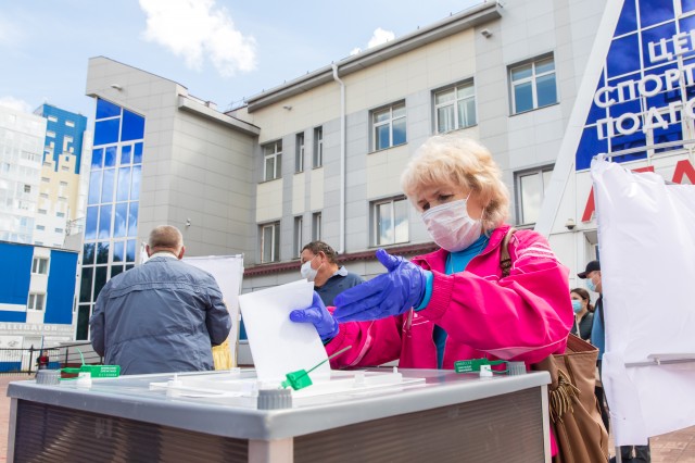 Жители Сургутского района проголосовали за поправки к Конституции РФ