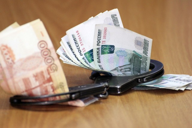 В Омске экс-полицейского осудят за взятку более чем в 100 тысяч