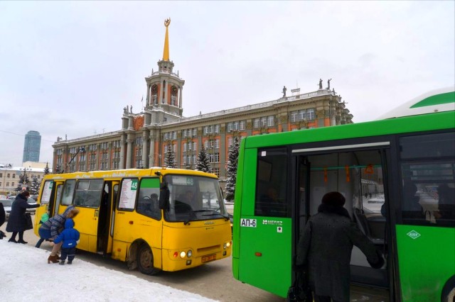В Екатеринбурге только 3 перевозчика ввели оплату проезда безналом