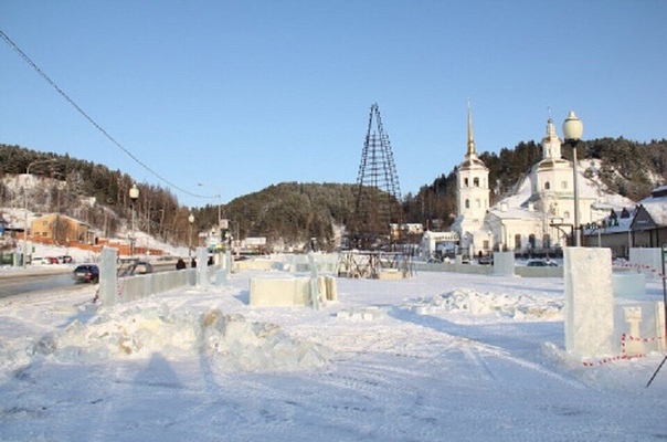 В Ханты-Мансийске рухнул ледовый городок