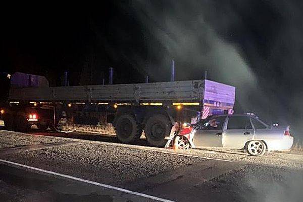 ЯНАО: на трассе Сургут – Салехард легковушка на скорости влетела под грузовик