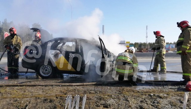 Под Сургутом на ходу загорелась машина «Яндекс Такси»