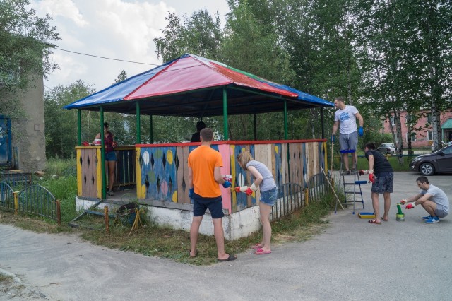 Молодёжный совет Думы Сургутского района привёл в порядок детскую площадку