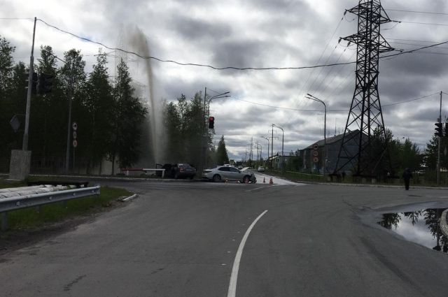 В Сургутском районе «Тойота» и «Лада» врезались в трубопровод